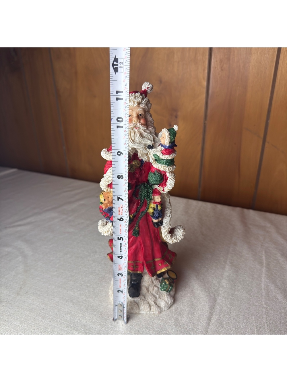 Vintage Christmas Santa Figurine With Children Toys Wreath 11 Hand Painted Resin - Picture 7 of 7